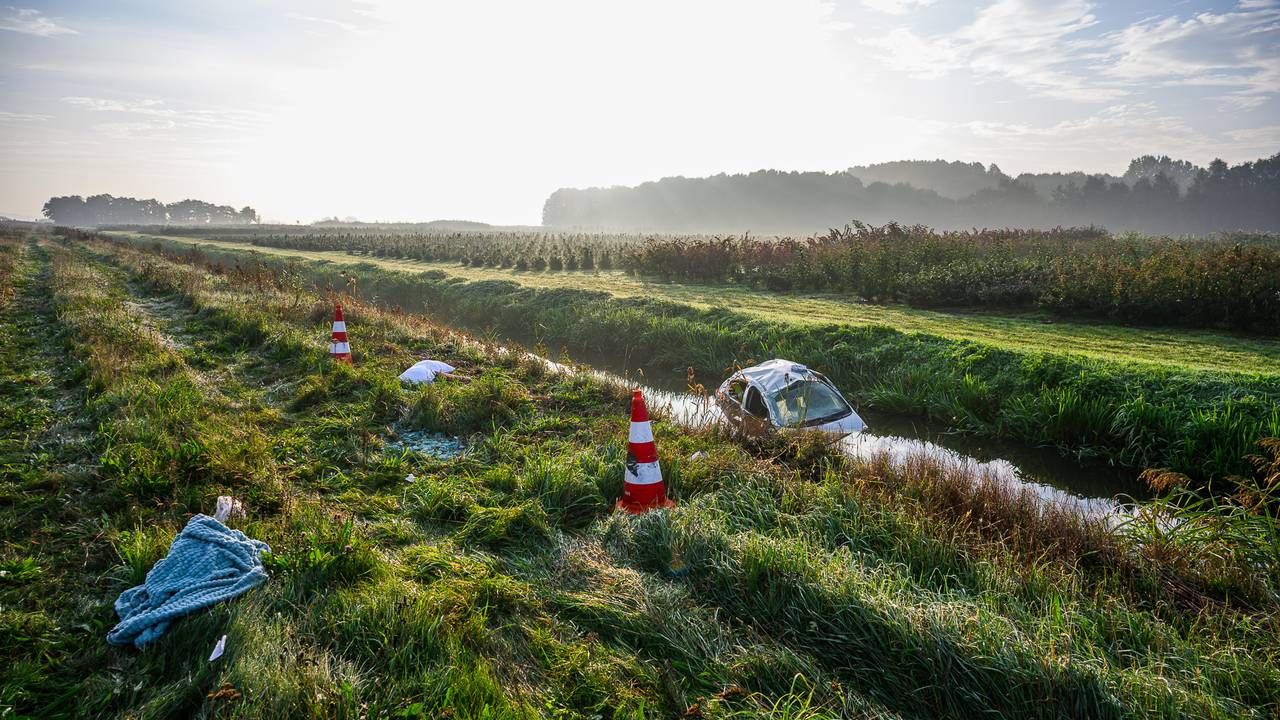 Auto te water langs de A59 (foto: Tom van der Put/Persbureau Heitink).