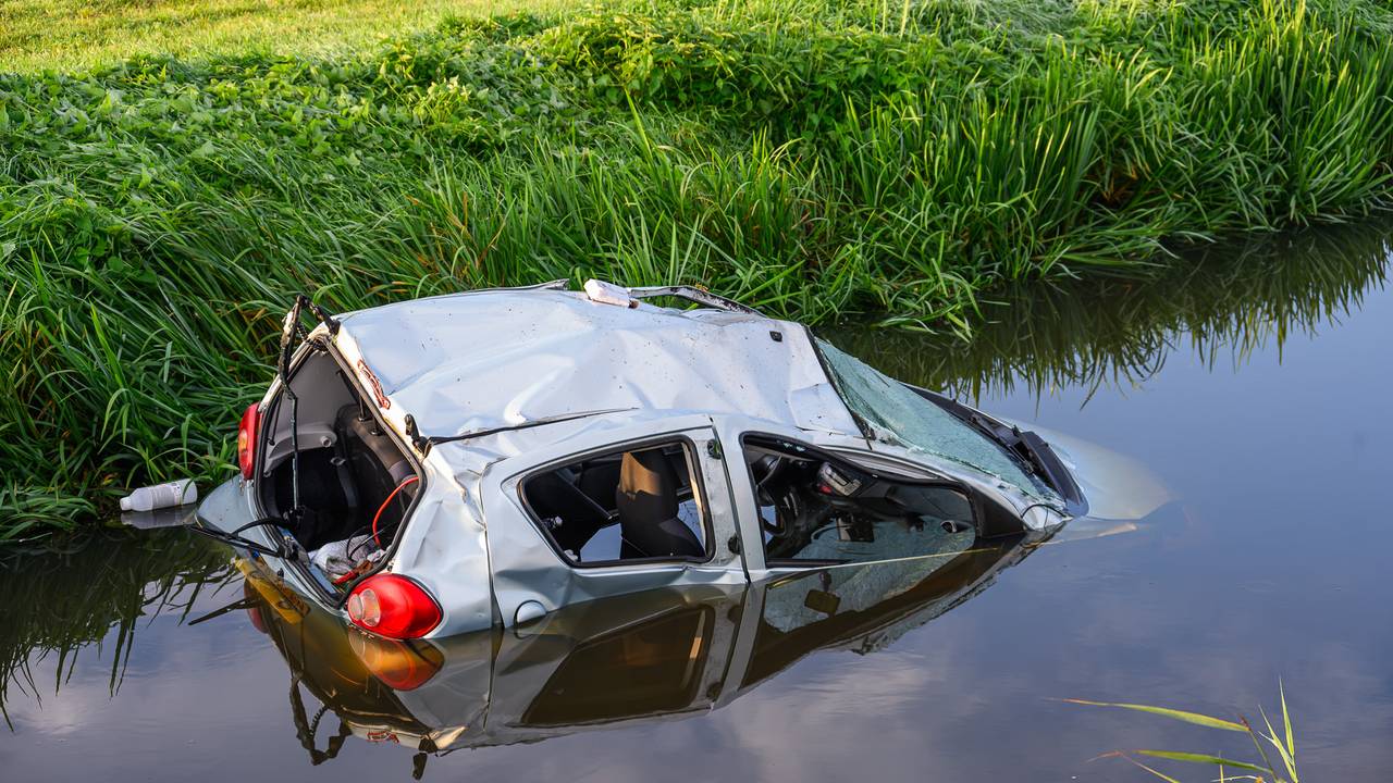 Auto te water langs de A59 (foto: Tom van der Put/Persbureau Heitink).