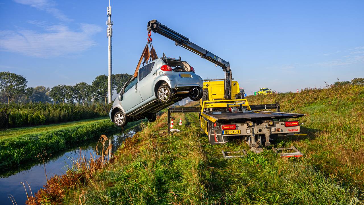 Auto te water langs de A59 (foto: Tom van der Put/Persbureau Heitink).