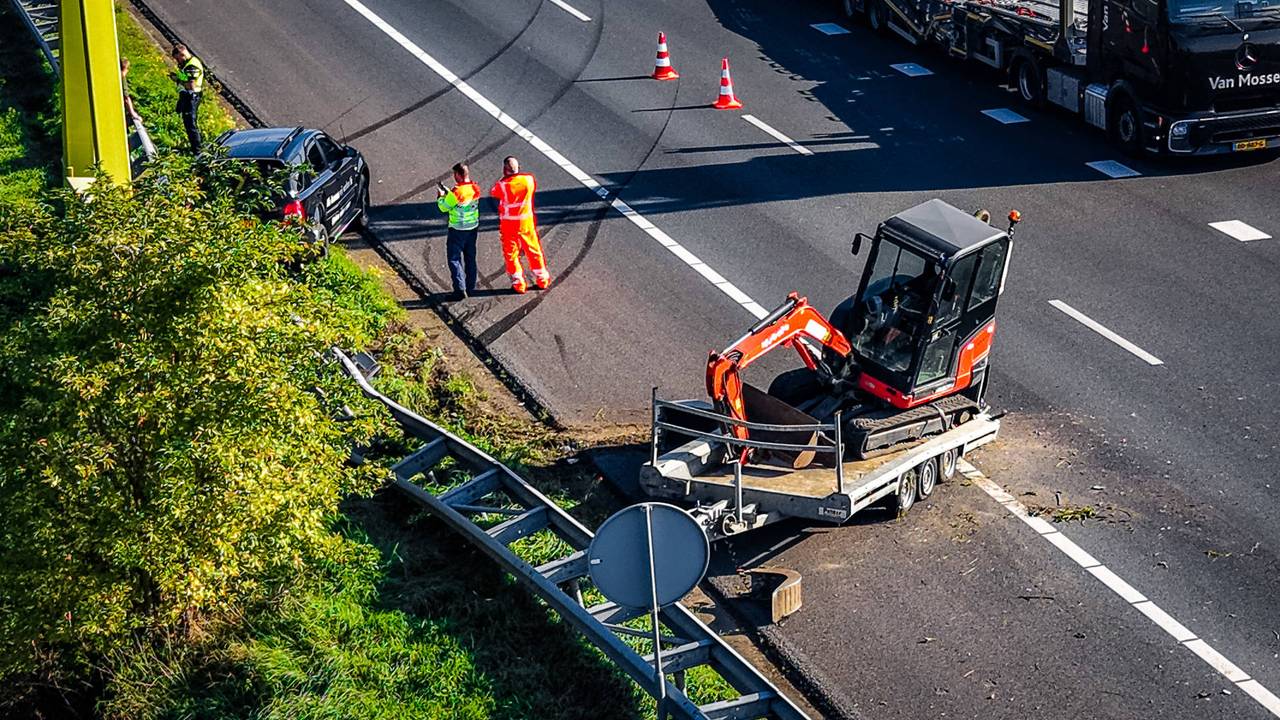 Auto met aanhanger botst op de A59 (foto: Lucas Lammers/Persbureau Heitink).