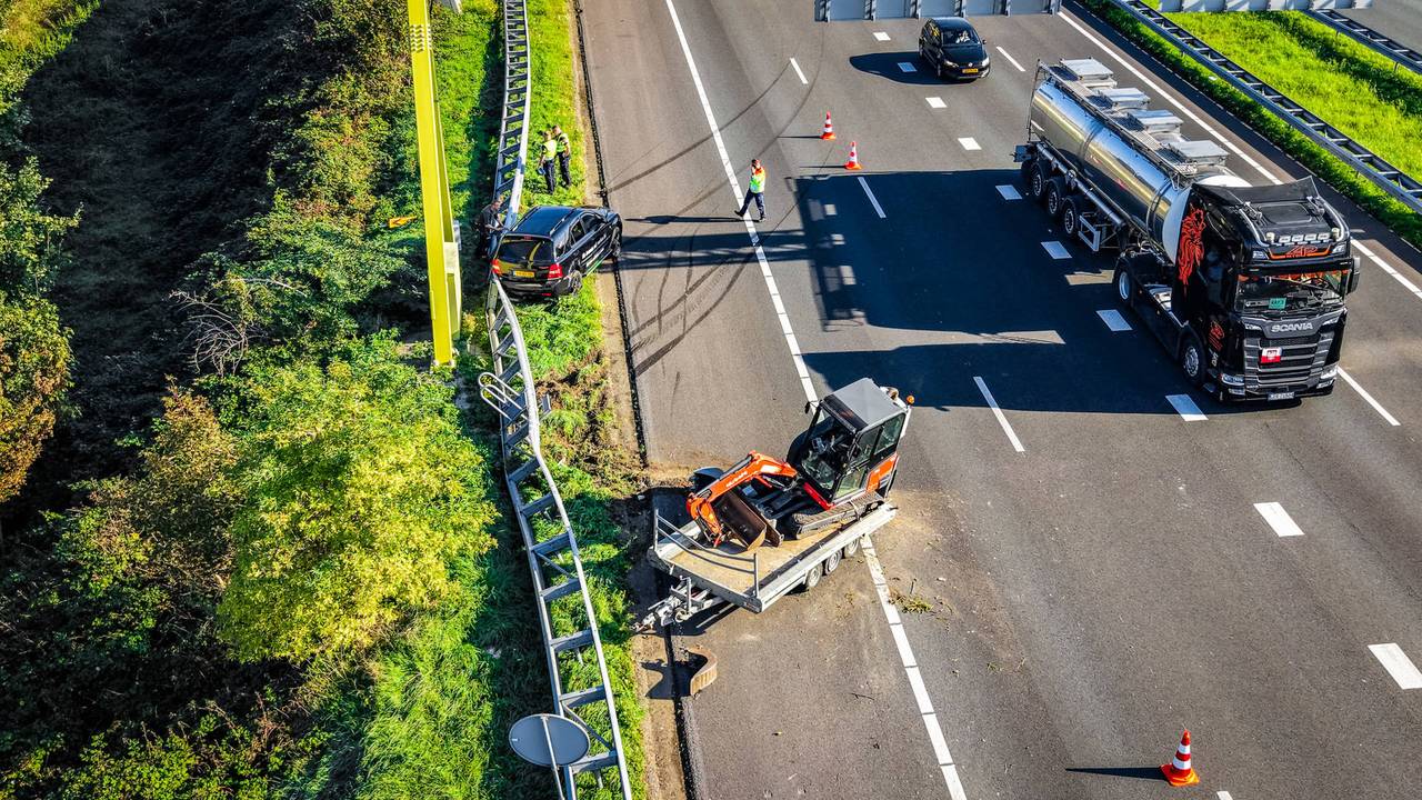 Auto met aanhanger botst op de A59 (foto: Lucas Lammers/Persbureau Heitink).