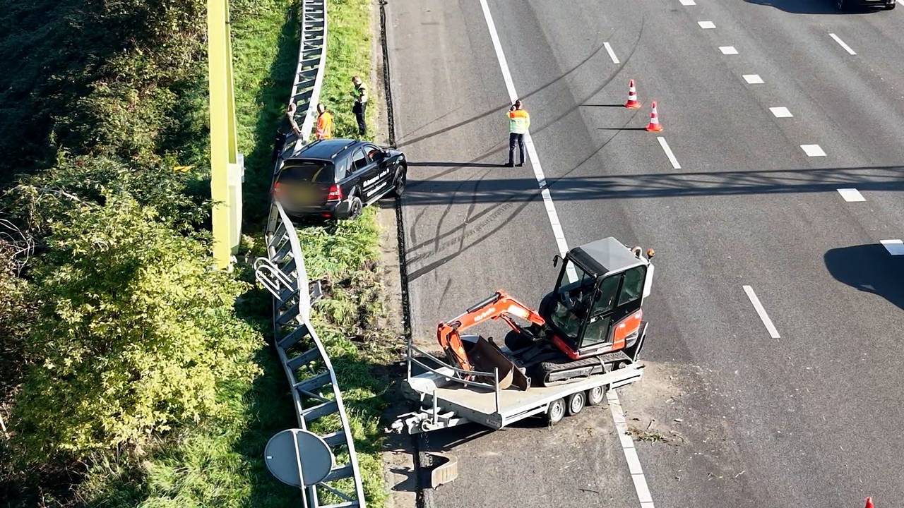 Auto met aanhangwagen botst tegen vangrail op de A59