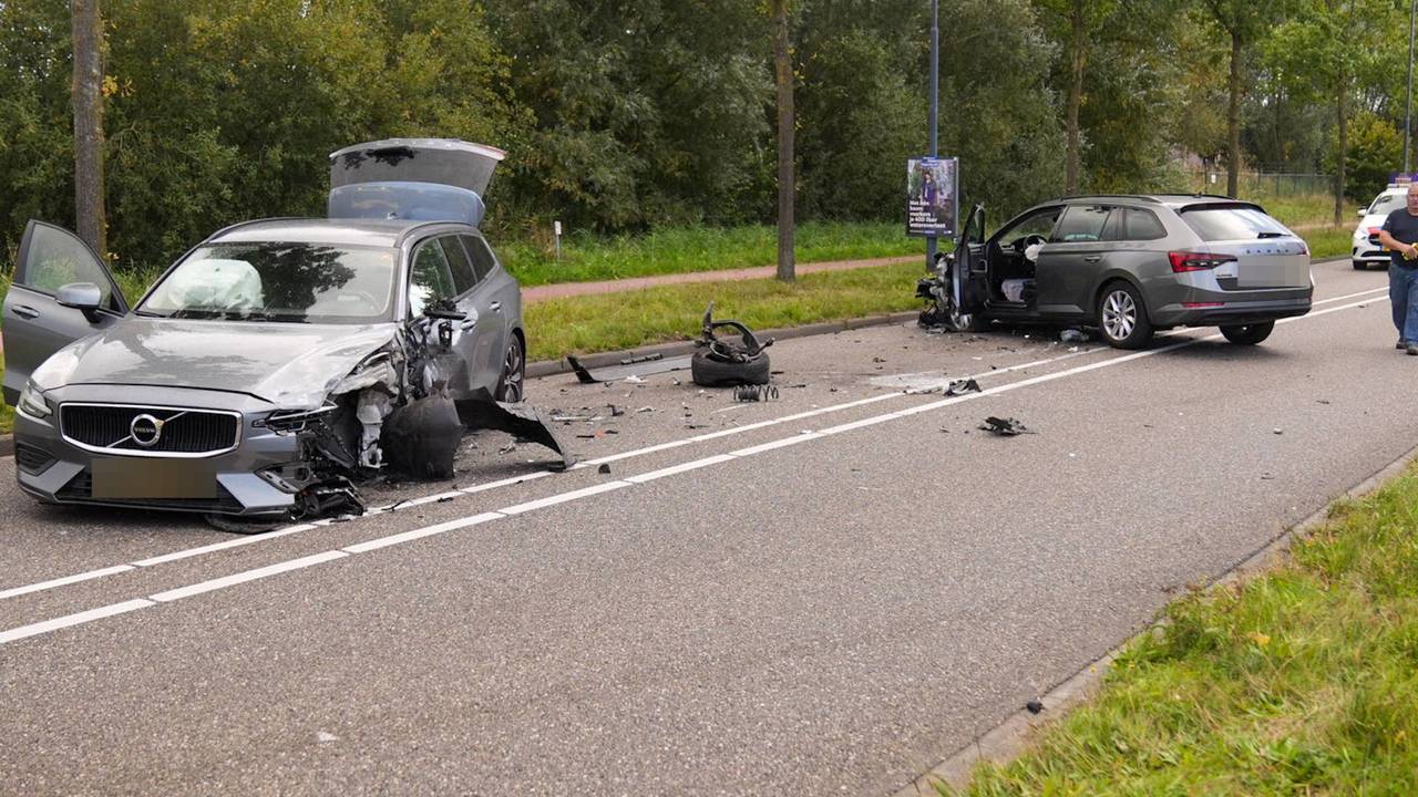 Ravage na botsing tussen twee auto's in Helmond