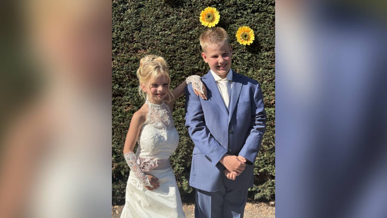 Evy en Bram in de trouwkleren van Noëlla en Danny. Deze hebben ze aangetrokken, omdat Danny ze nooit zal zien trouwen (eigen foto).