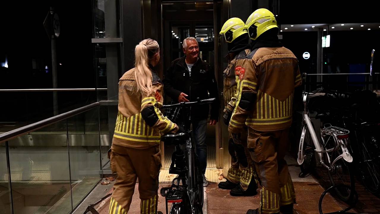 Lo (62) zat 2 uur vast in stationslift: 'Scenario's schieten door je hoofd'