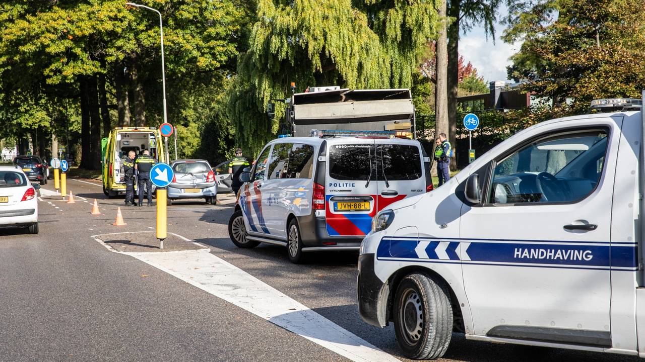Auto botst achterop tractor in Roosendaal, twee gewonden