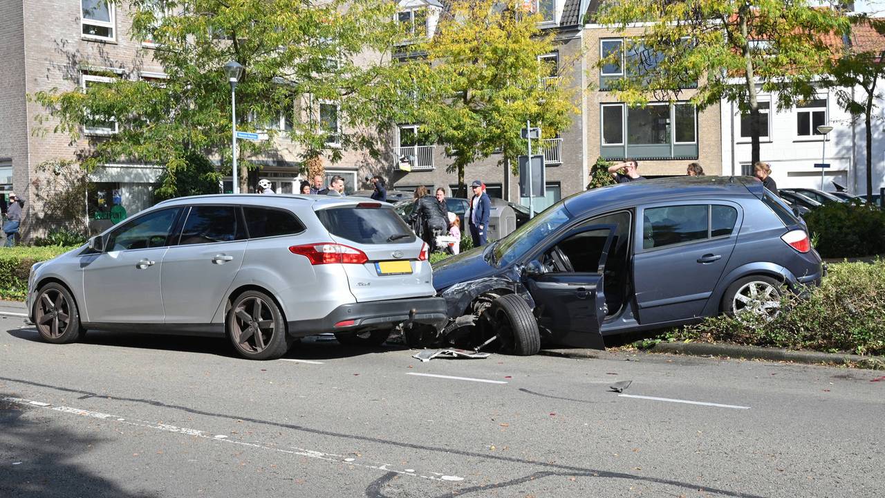 Twee auto's en fatbike botsen in Breda: politie met kogelvesten aanwezig