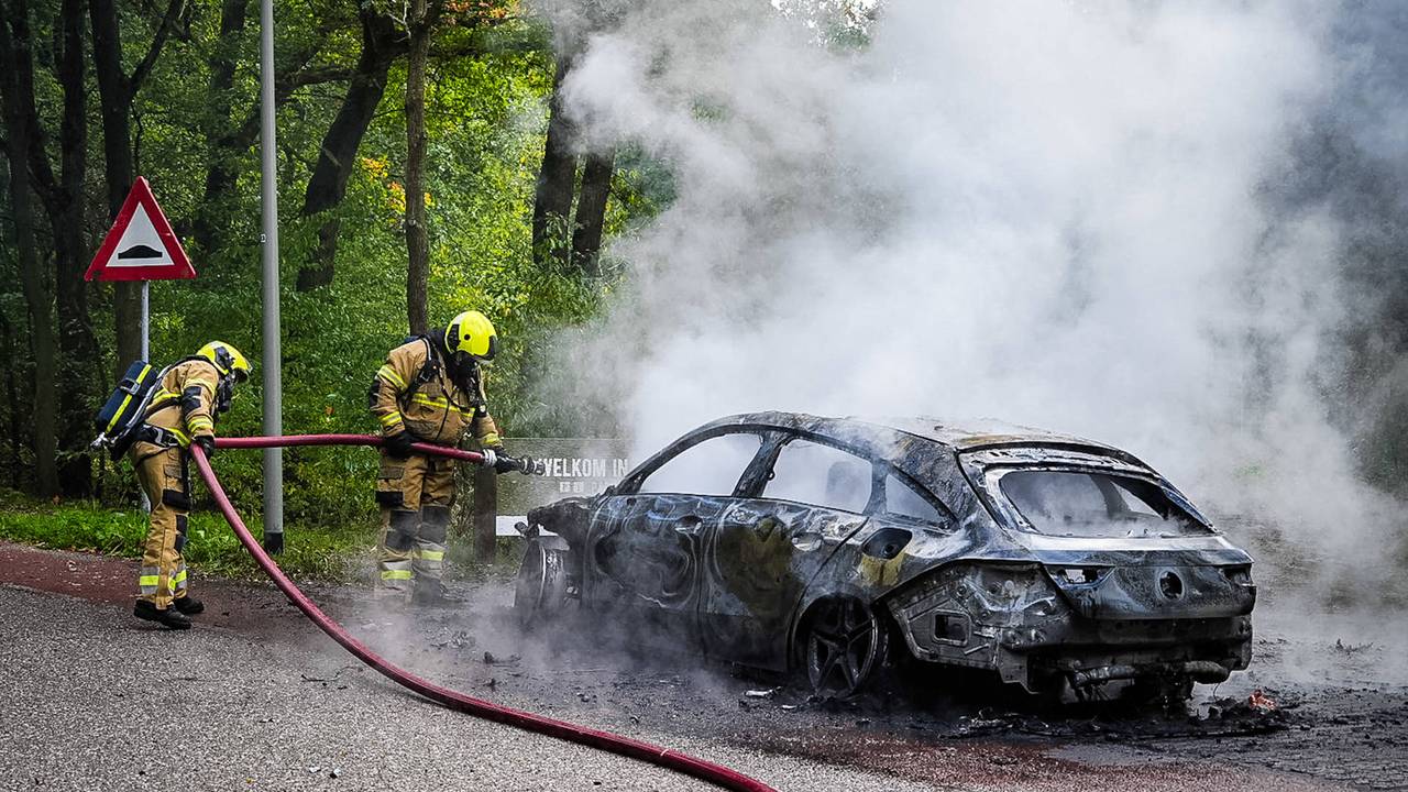 Bestuurder ruikt iets vreemds, auto vliegt in brand tijdens het rijden