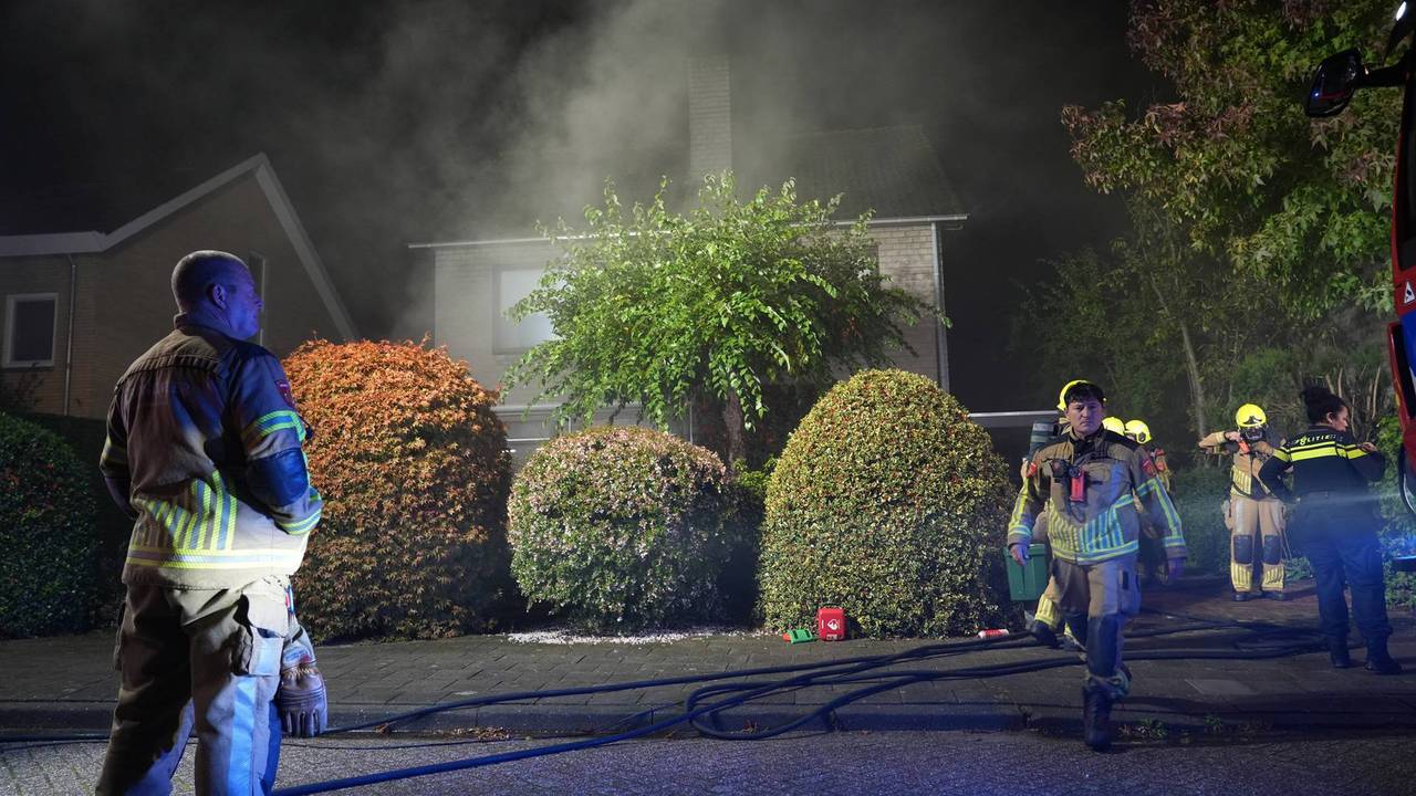 Hoogbejaarde vrouw wordt door de brandweer uit brandend huis gered in Bavel (foto: Jeroen Stuve / Persbureau Heitink). 