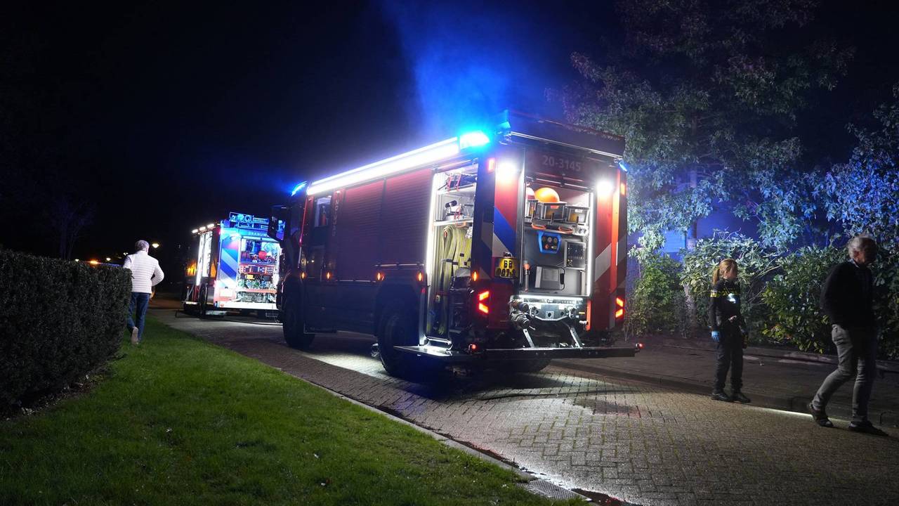 Hoogbejaarde vrouw wordt door de brandweer uit brandend huis gered in Bavel (foto: Jeroen Stuve / Persbureau Heitink). 