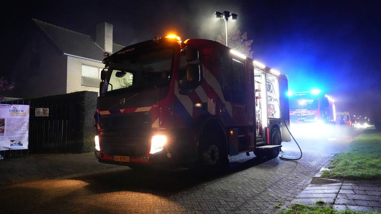 Hoogbejaarde vrouw wordt door de brandweer uit brandend huis gered in Bavel (foto: Jeroen Stuve / Persbureau Heitink). 
