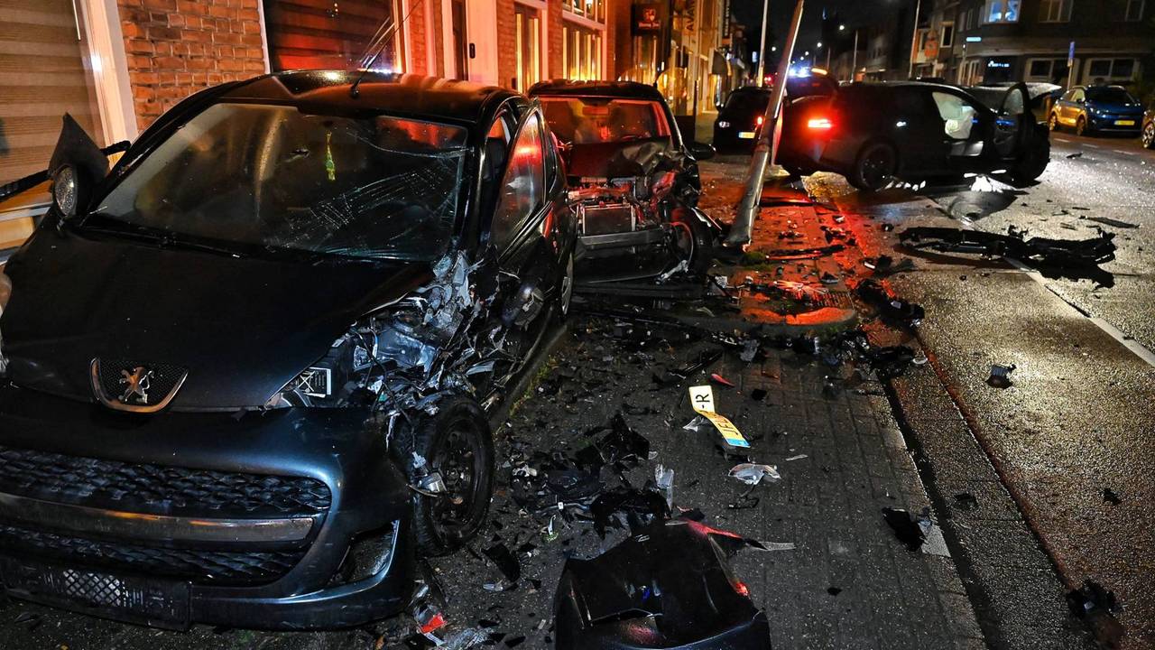 Geparkeerde auto's worden tegen huis en café geramd door gecrashte BMW