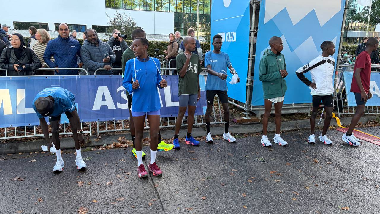 De elite lopers zijn klaar met hun warming-up (foto: Jan Peels).