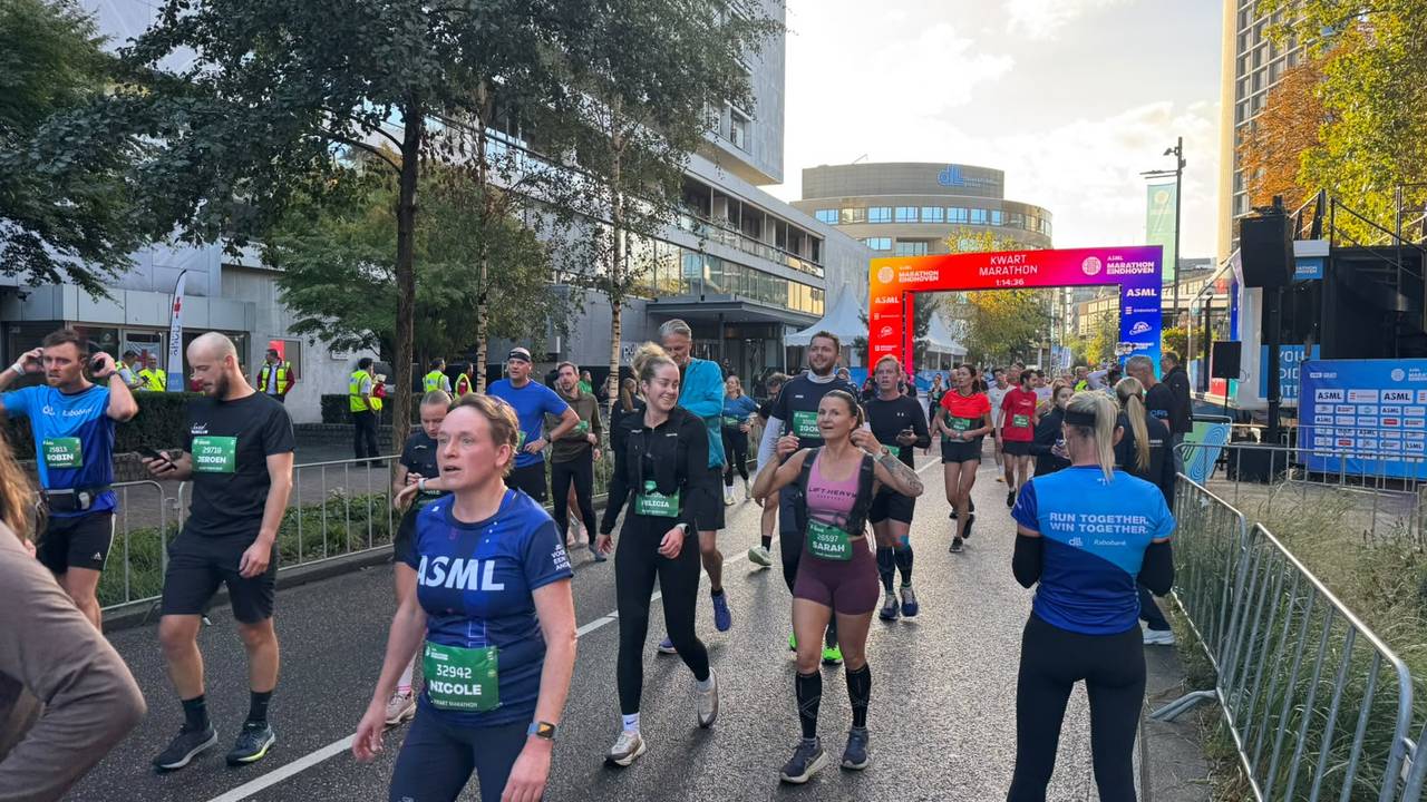 Vermoeide gezichten na de finish van de kwart marathon (foto: Nynke Cuperus).