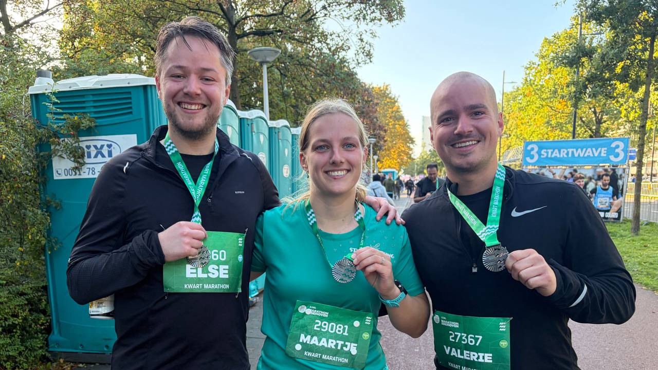 Luuk, Evie en Wouter besloten woensdagavond pas de halve marathon te rennen (foto: Jan Peels).