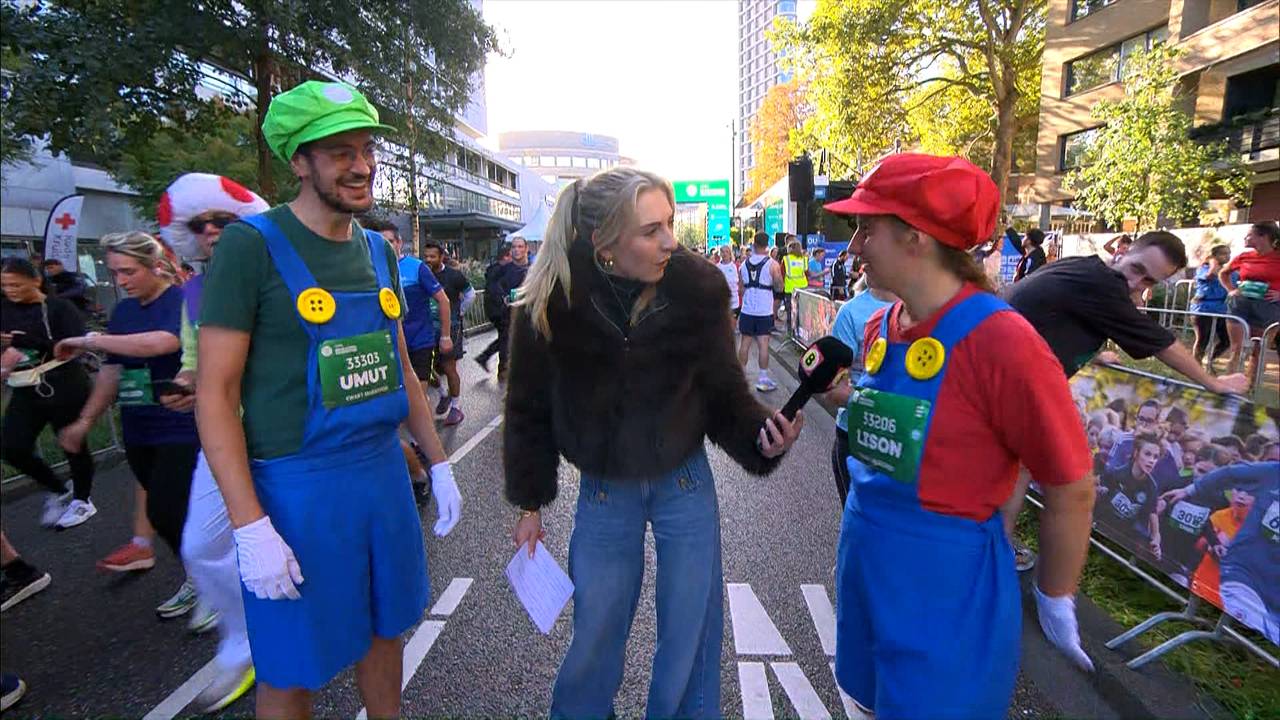 Verslaggever Nynke Cuperus tussen Luigi en Mario bij de Marathon Eindhoven.