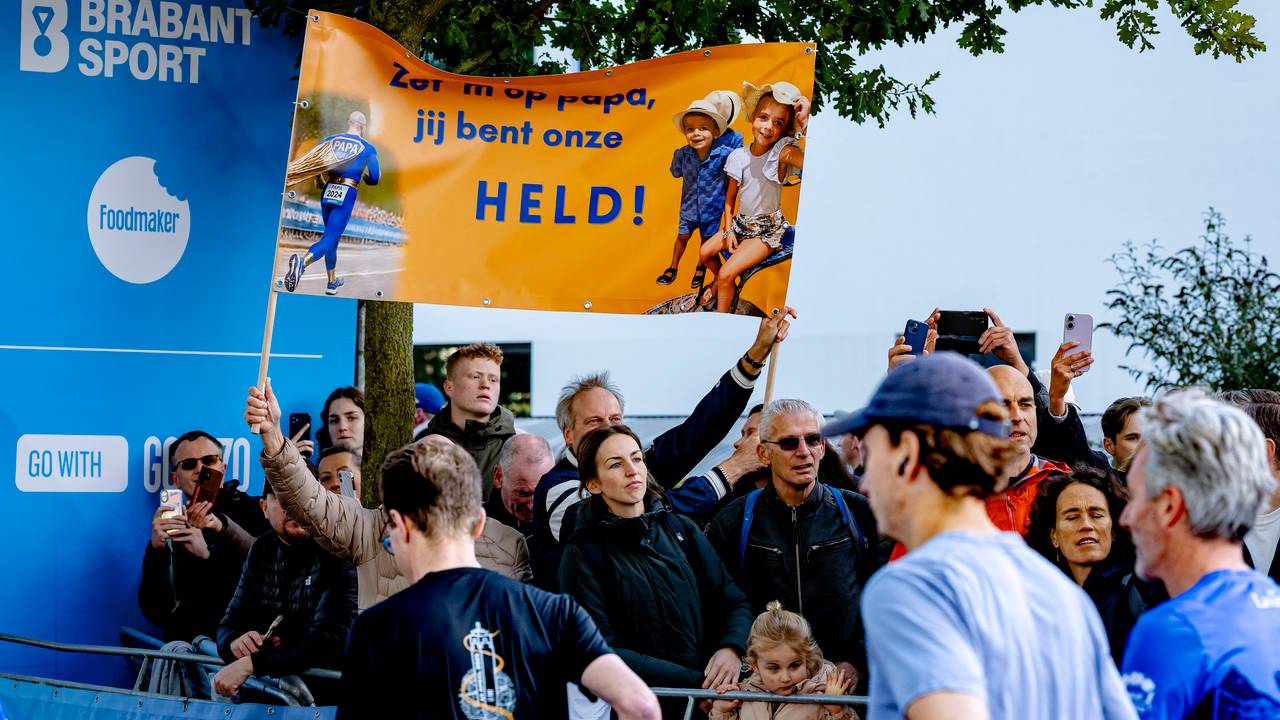 Deze papa heeft een fanclub langs de kant staan bij de Marathon Eindhoven (foto: Caroline van Leusden, EYE4IMAGES).