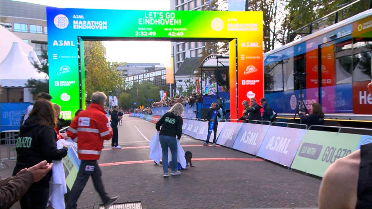 Winnares bij de vrouwen Lidya Cheruto stort in bij finish.