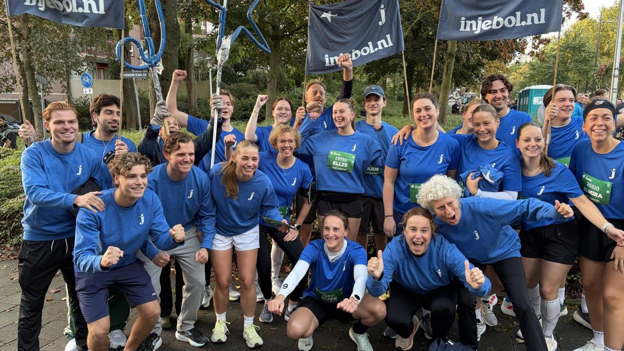 De groep familieleden, vrienden en kennissen van Jochem.