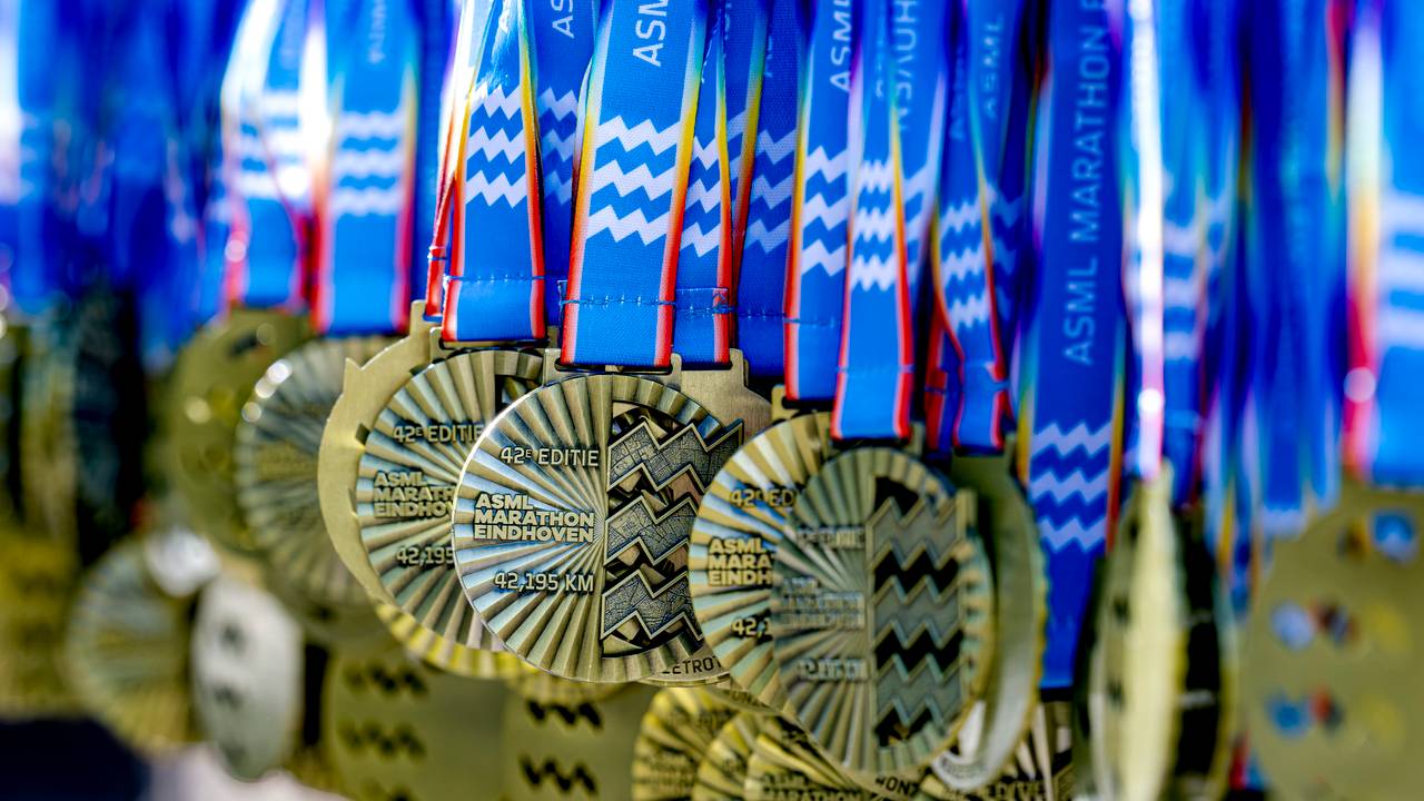 Iedere deelnemer die de finish haalt krijgt een medaille (foto: Caroline van Leusden, EYE4IMAGES).
