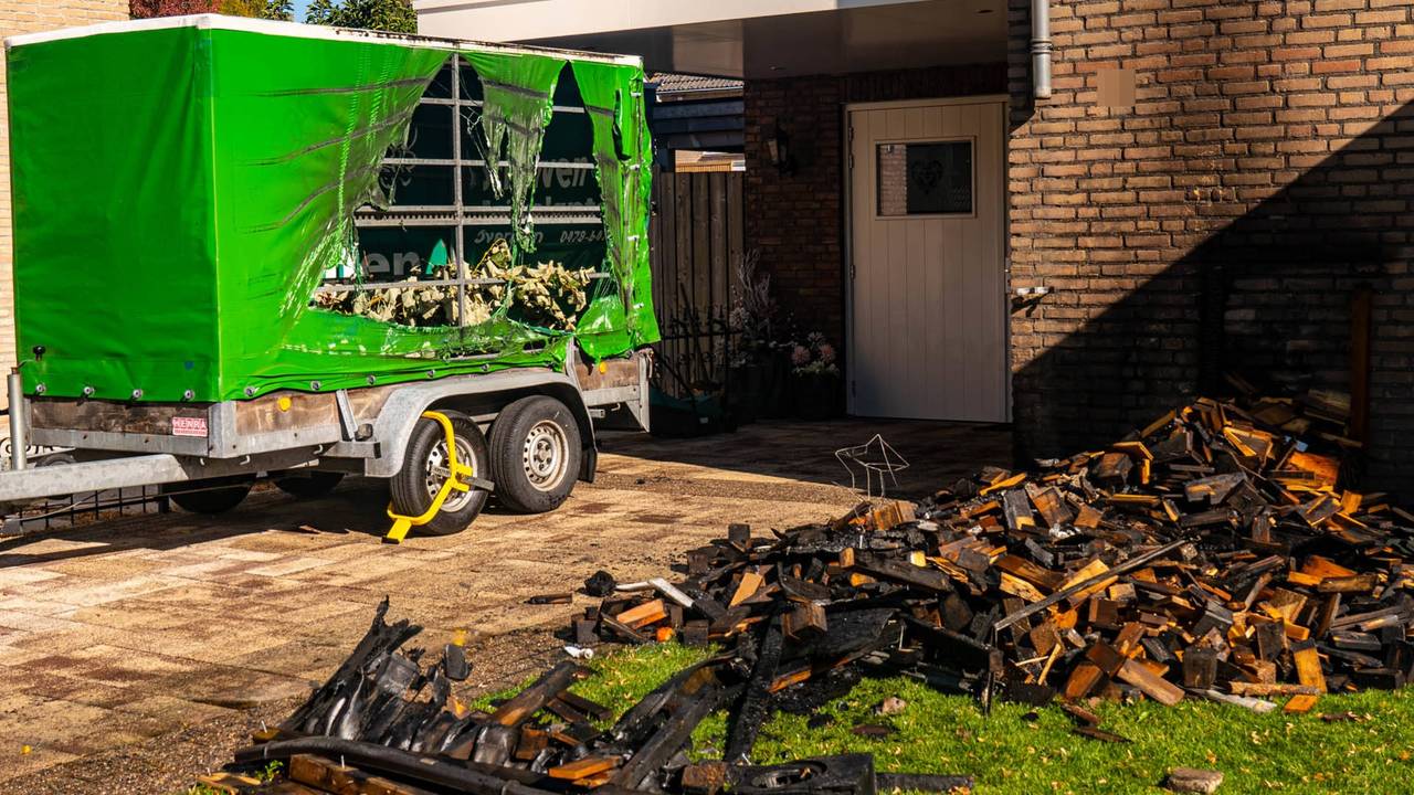 Stapel hout vat vlam in Lieshout - Omroep Brabant