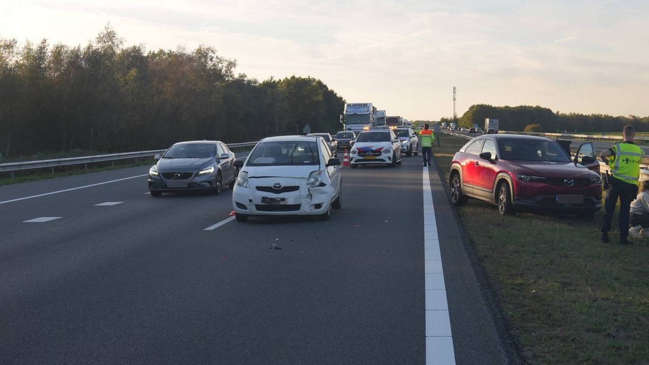 Ongeluk op A67, linkerrijstrook dicht