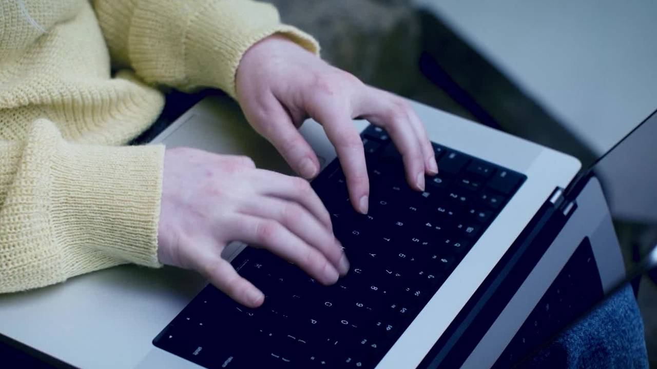 Politie zoekt vrouw die met gestolen online bankpassen afrekent