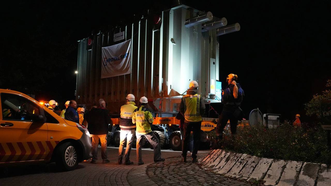 Het transport bewoog zich voort op liefst tachtig wielen en moest onderweg onder meer een rotonde passeren (foto: Jeroen Stuve/Persbureau Heitink).