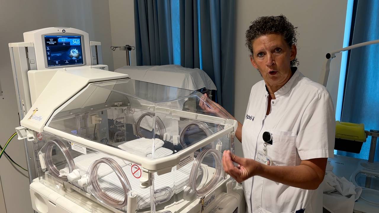 Lianda Goosens legt uit over derdehands roken en baby's in couveuses (foto: Omroep Brabant).