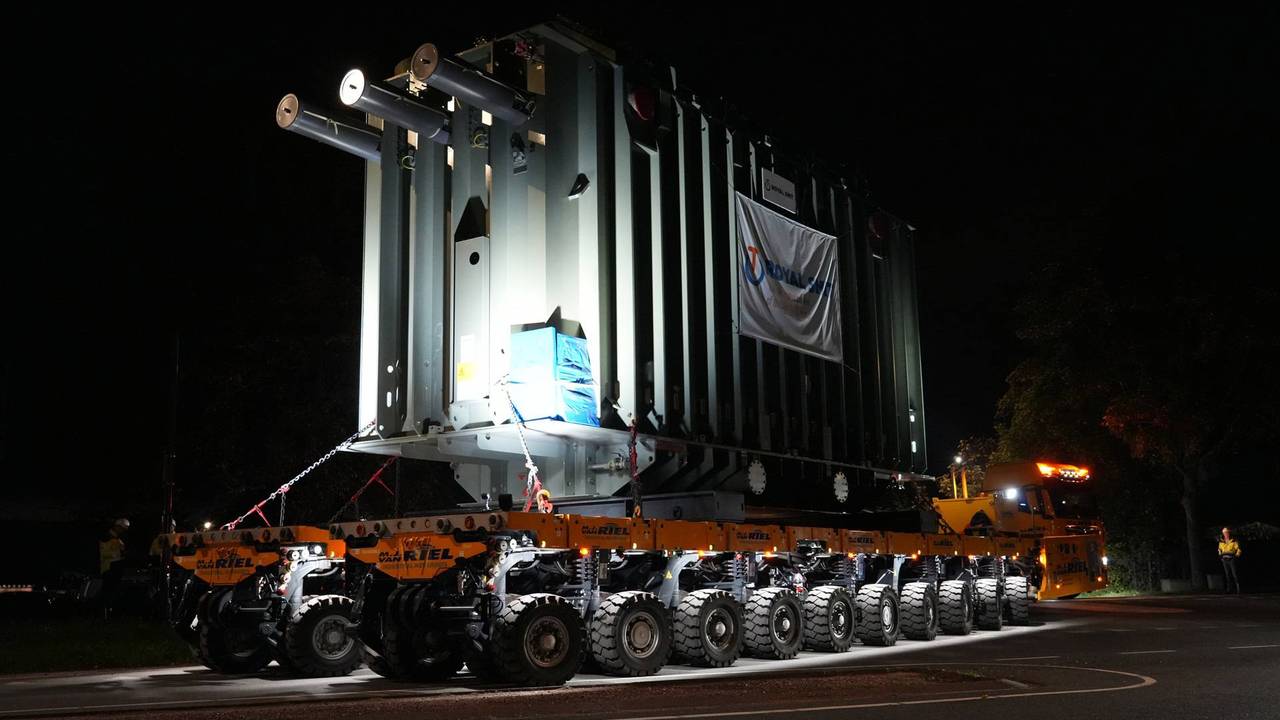 Gigantische transformator op slakkentempo door woonwijk Geertruidenberg
