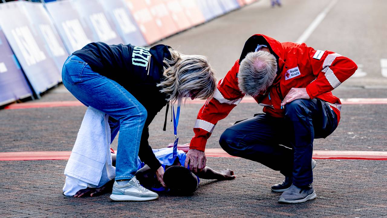 Winnares marathon Eindhoven stort in na finish