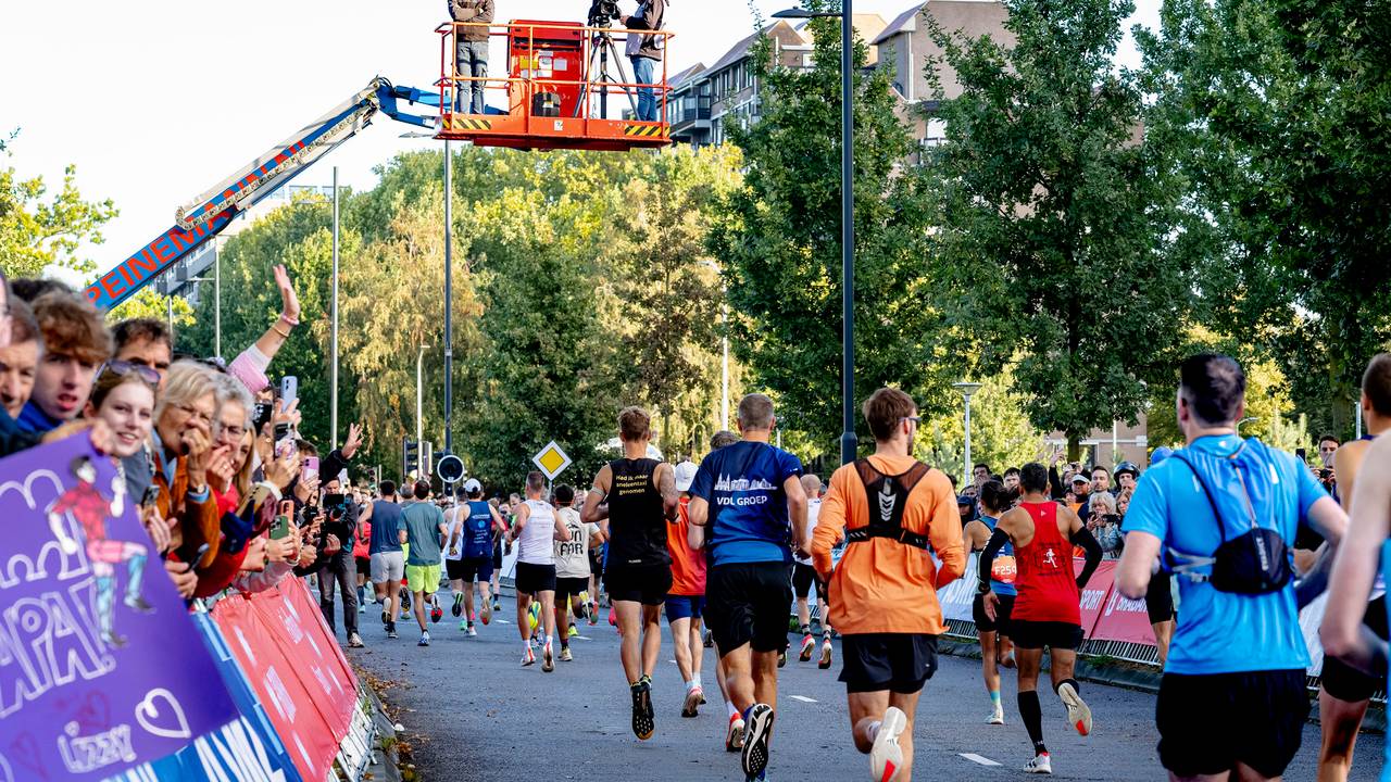 De laatste meters van de Marathon Eindhoven (foto: Caroline van Leusden, EYE4IMAGES).