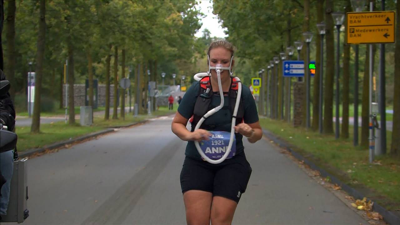 Anne haalt met beademingsmasker de eindstreep van Marathon Eindhoven