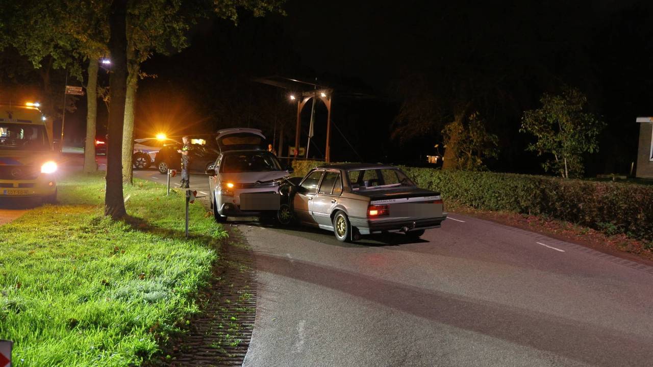 Frontale botsing in Mill, weg is afgesloten (foto: SK-Media / Persbureau Heitink). 