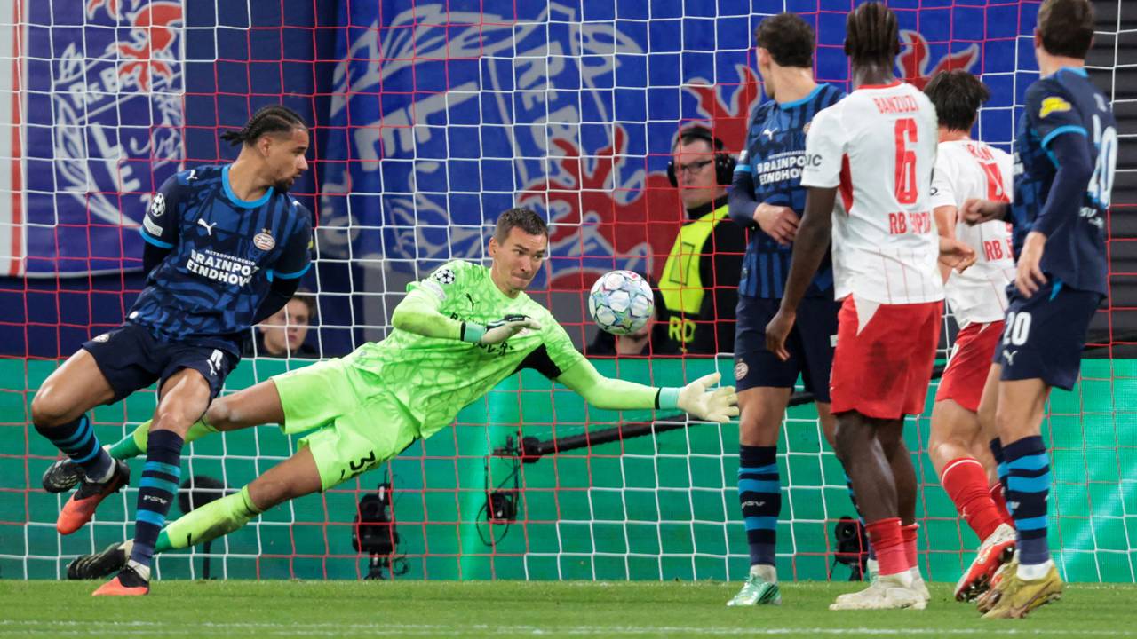 Matěj Kovář met een van zijn vele reddingen tegen Red Bull Leipzig (foto: ANP).