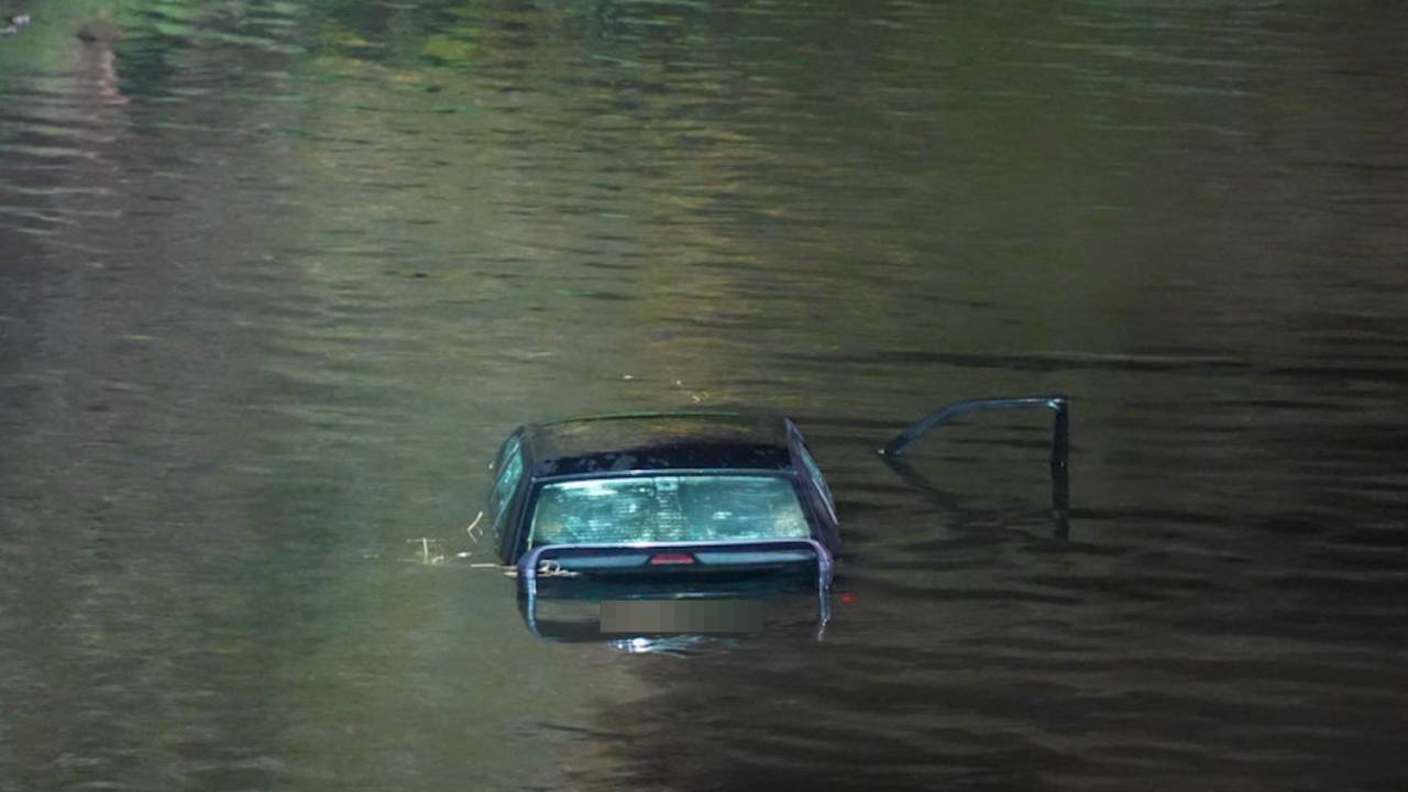 Man en vrouw redden zich snel uit auto nadat deze in het water belandt