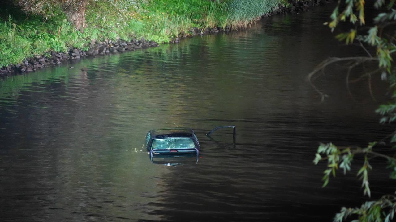 Een auto is in het kanaal beland (foto: Erik Haverhals/Persbureau Heitink).