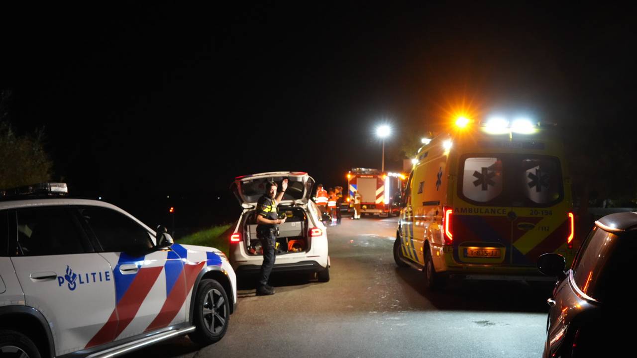 Een auto is in het kanaal beland (foto: Erik Haverhals/Persbureau Heitink).