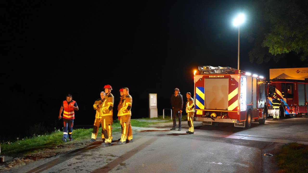 Een auto is in het kanaal beland (foto: Erik Haverhals/Persbureau Heitink).