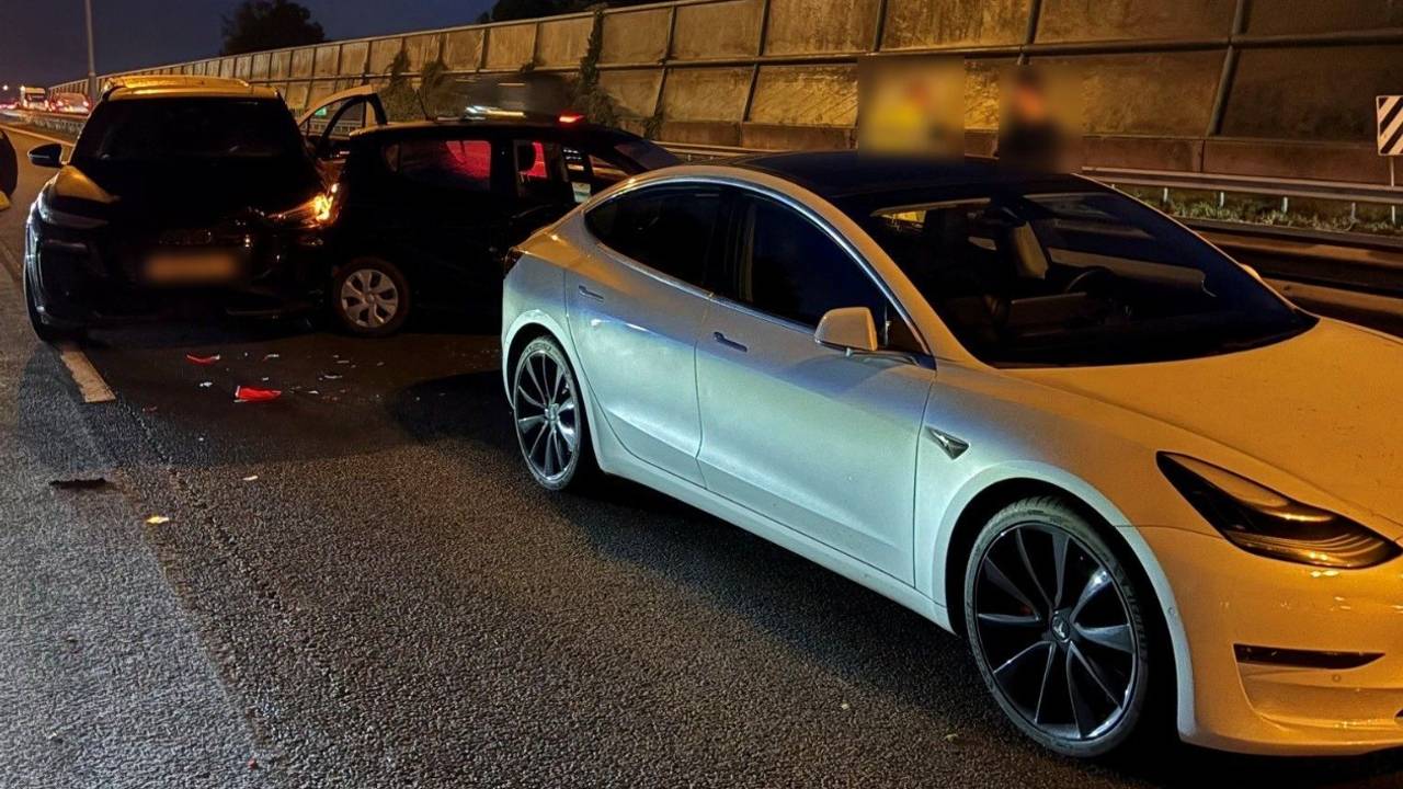 Vier auto's botsen op elkaar op de A27 bij Nieuwendijk (foto: Rijkswaterstaat Verkeersinformatie/X).