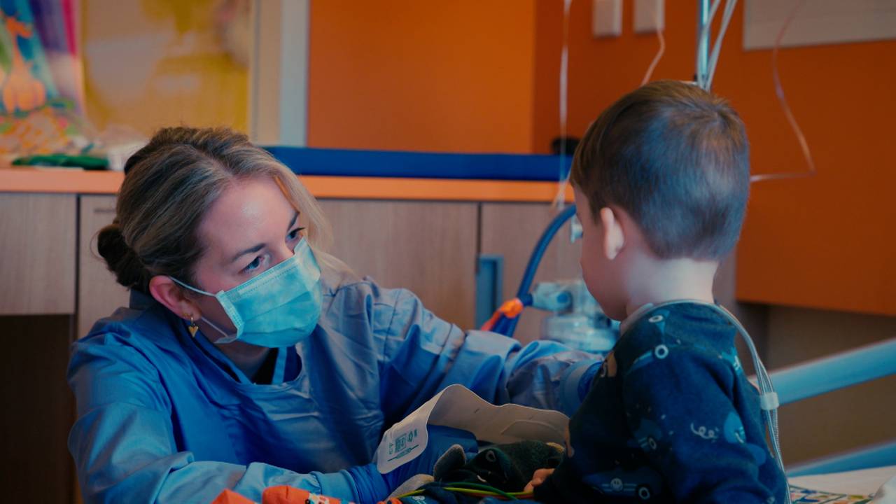 Kinderverpleegkundige Evelien is bezig met een jonge patiënt (foto: Verborgen Helden).