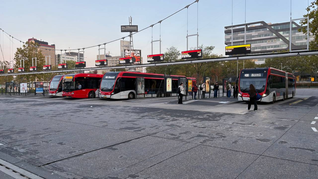 Ondanks de staking vertrekken er nog veel bussen vanaf Eindhoven Centraal (foto: Wilco Zonneveld).