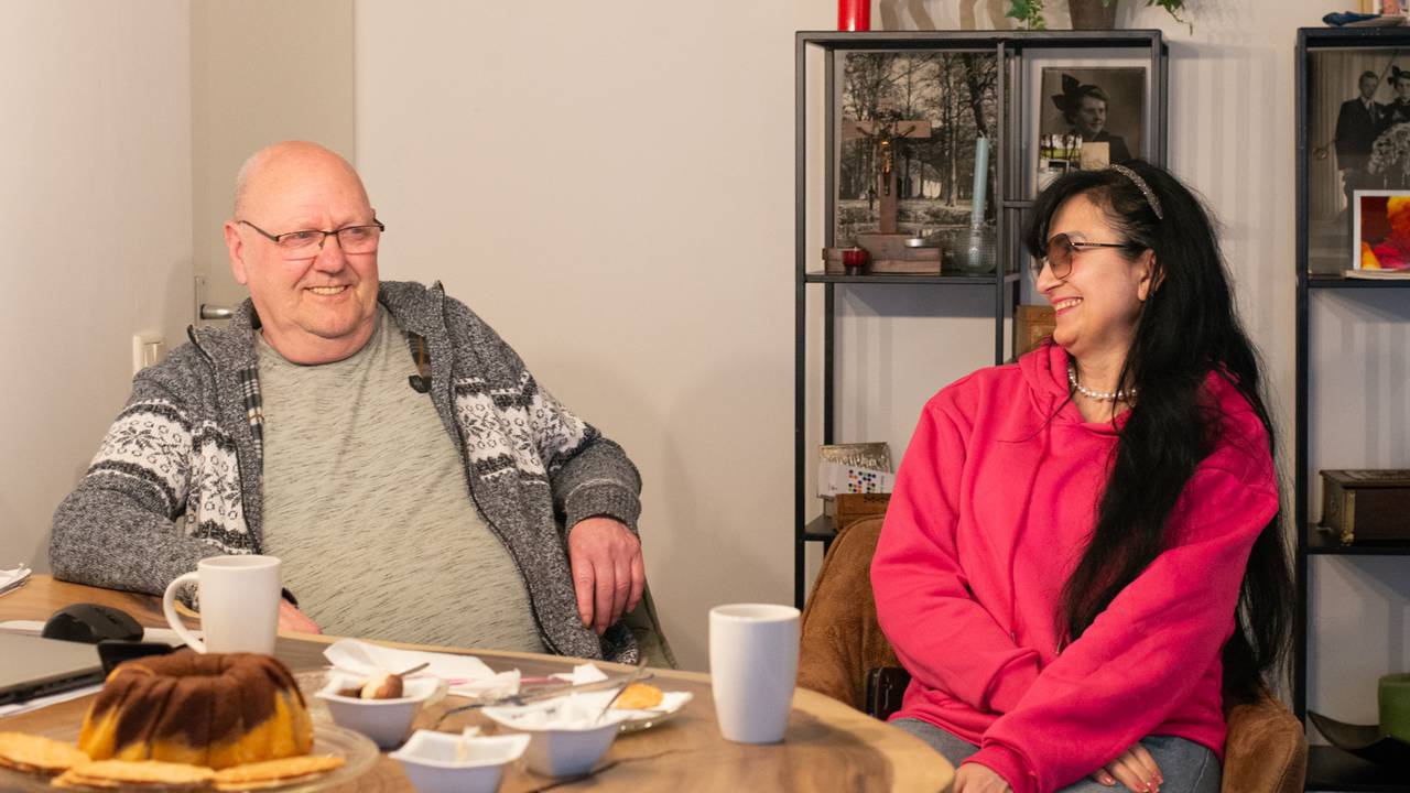 Mariam met haar Nederlandse buurman (foto: Evelien IJpelaar)
