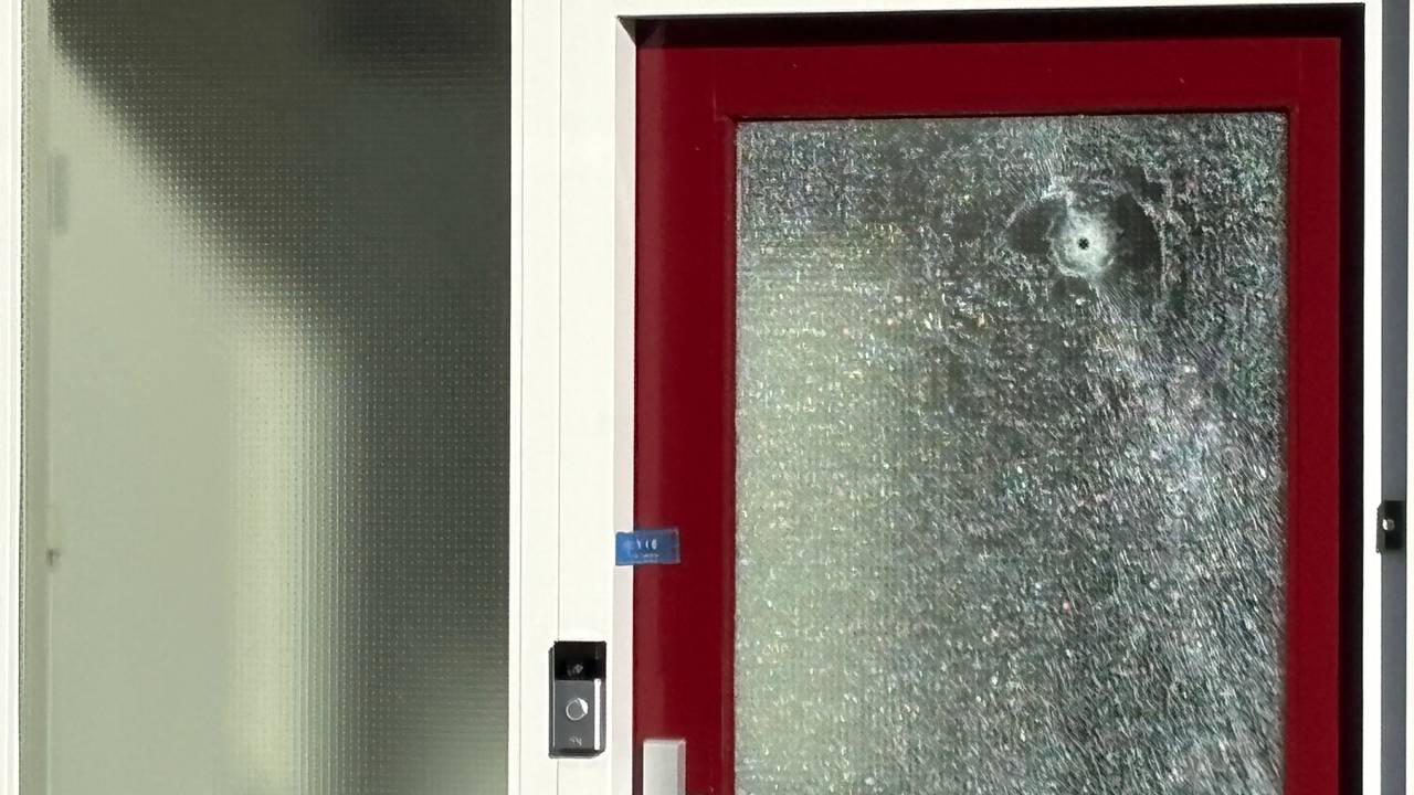 In de voordeur is een kogelgat te zien (foto: Ruud Ritzen).
