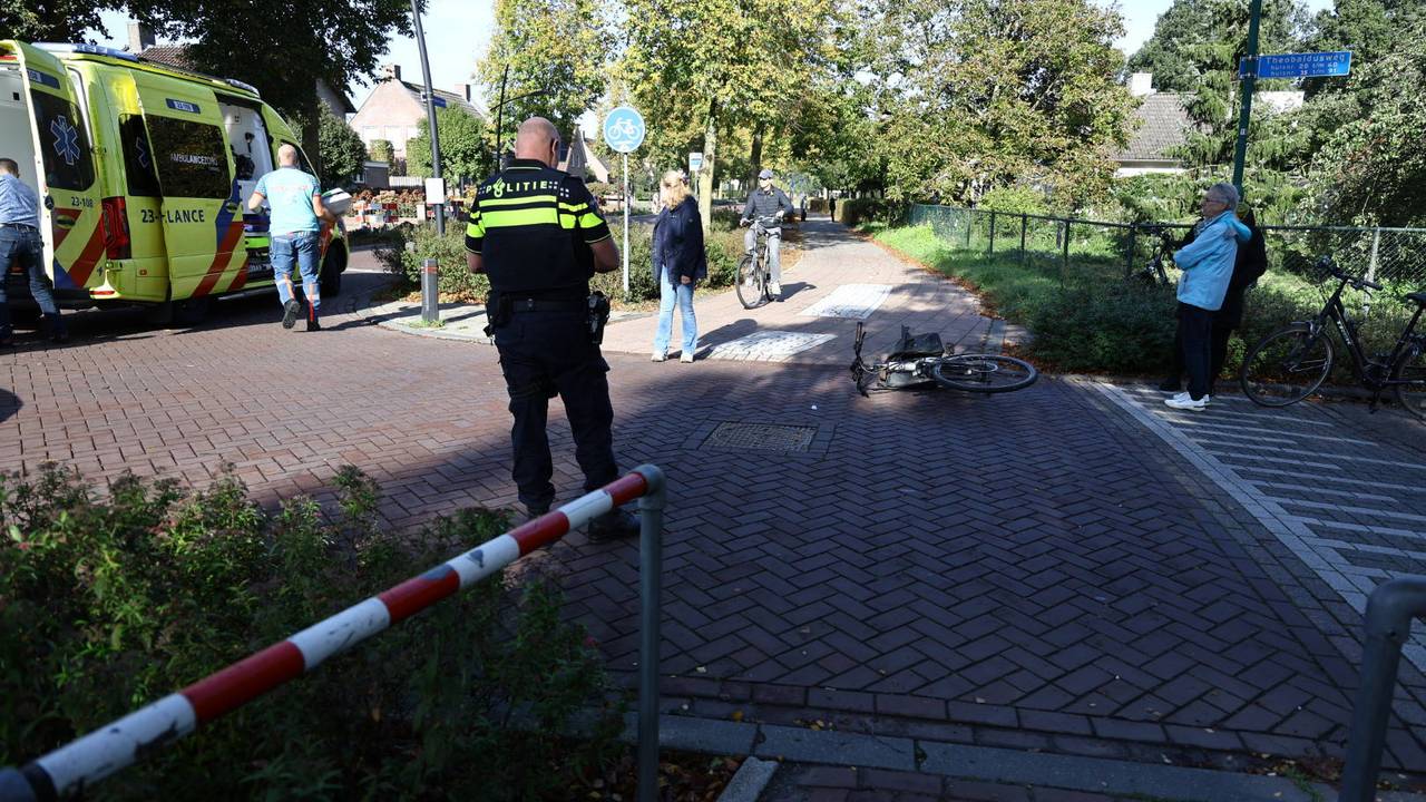 Auto en fietser botsen in Overloon (foto: SK-Media/Persbureau Heitink).