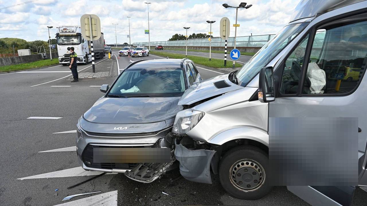 Bakwagen en auto botsen op elkaar op kruising in Berkel-Enschot