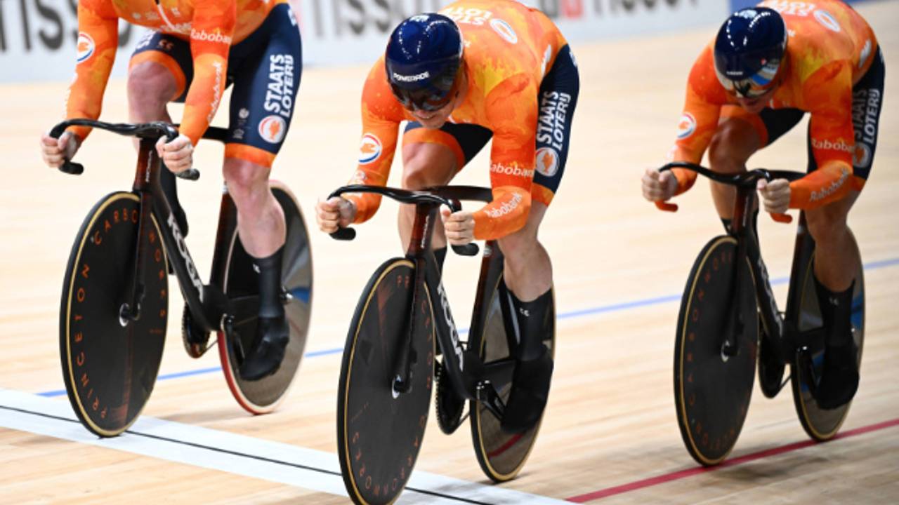 Het trio woensdag tijdens de eerste ronde, met in het midden Lavreysen (foto: ANP).
