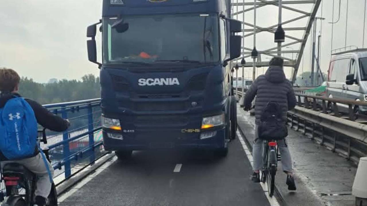 Bizarre situatie op Merwedebrug: vrachtauto rijdt op fietspad naar overkant