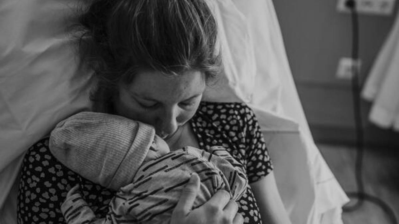 Rachel van Roosmalen uit Schijndel met haar stilgeboren zoontje Mats (foto: Stichting Make a Memory).