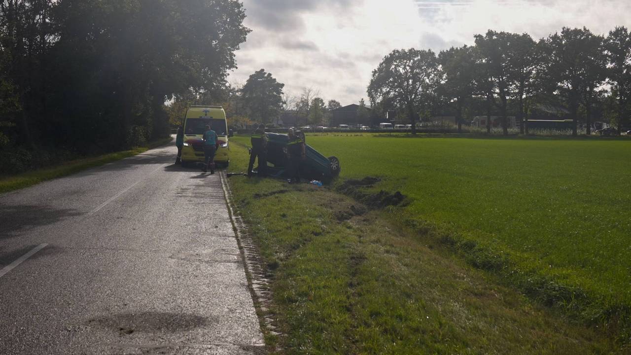 Vrouw belandt met auto op de kop in weiland in Lierop